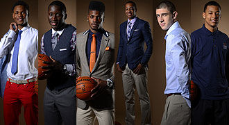 一齐登场！齐达内中国风亮相FC嘉年华，传奇卡重磅揭晓！（齐达内以中国风现身FC嘉年华，传奇卡震撼发布！）