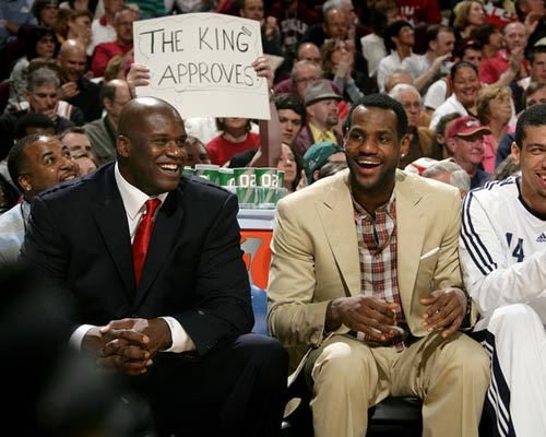 湖人詹姆斯关键三分锁定胜利（詹姆斯命中关键三分，助湖人锁定胜局）