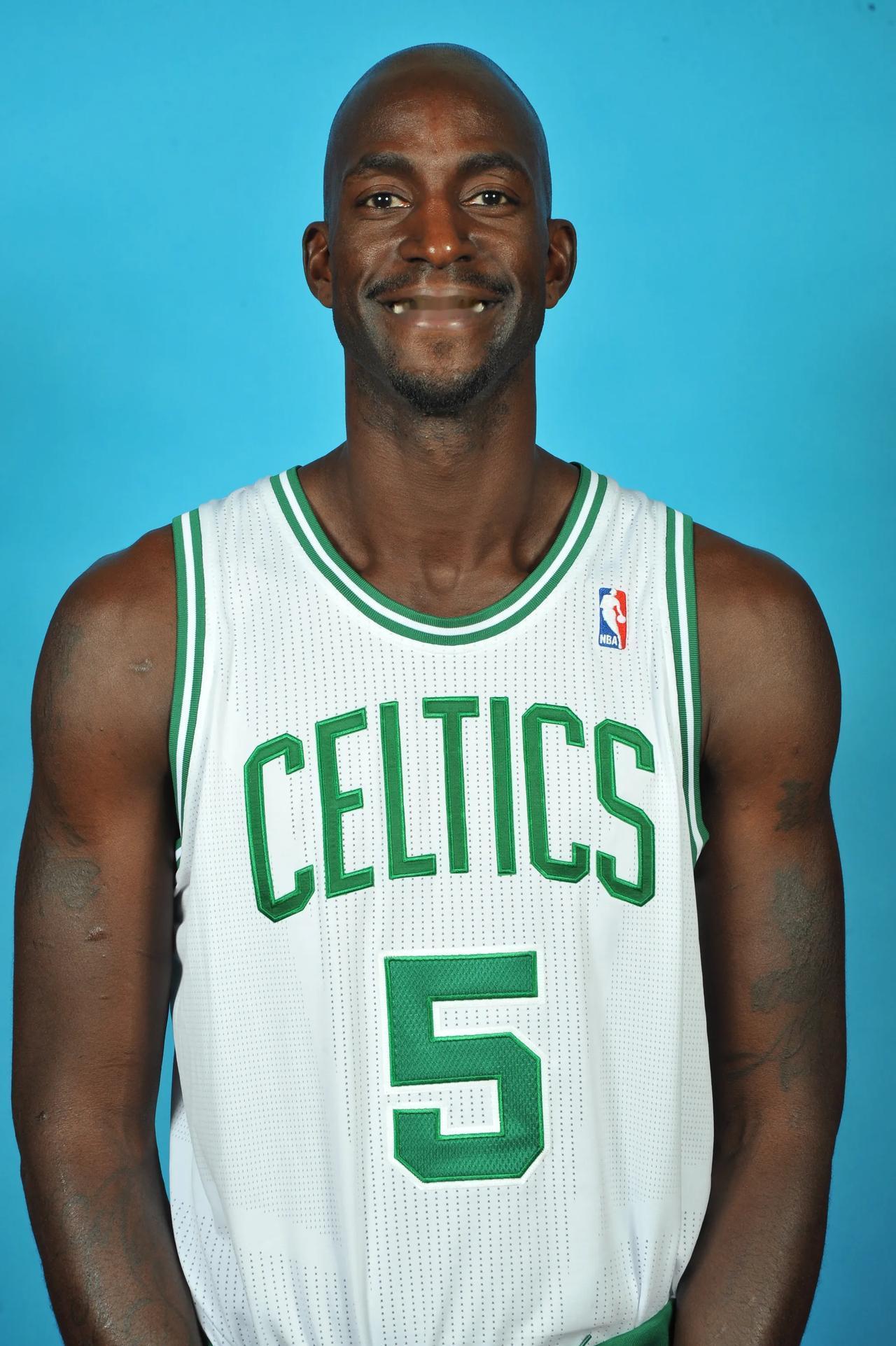 拜仁新战术体系攻守兼备（拜仁战术革新，攻防兼修）