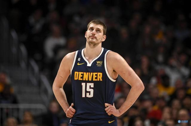 替补球员关键铲断破坏对手攻势（替补奇兵关键一铲瓦解对手进攻）